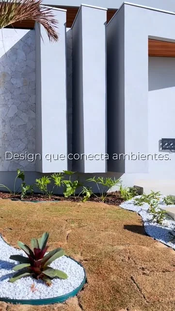 Residência contemporânea com volumes claros e paisagismo